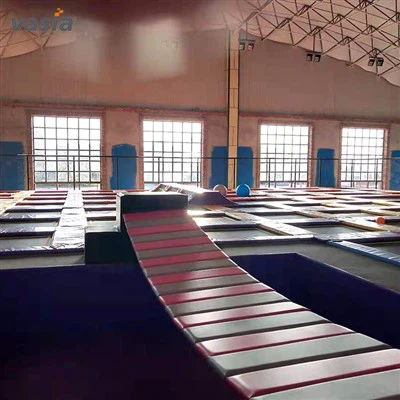 สวนแทรมโพลีนขนาดใหญ่และสนามเด็กเล่น